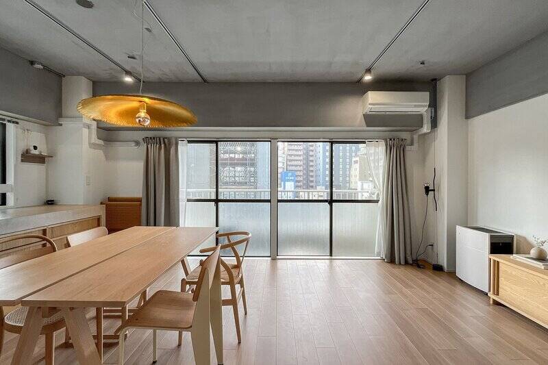 北西向きには、サッシがふたつ並んだ明るい空間。とてもスッキリと暮らされています！