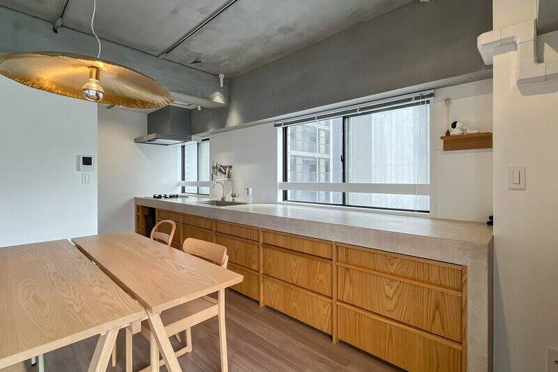 モールテックス仕上げの天板に、木製の引き出しがズラリ。これだけ収納量があると、食器や調理器具以外の細々したものも一挙に片付けられそうです。