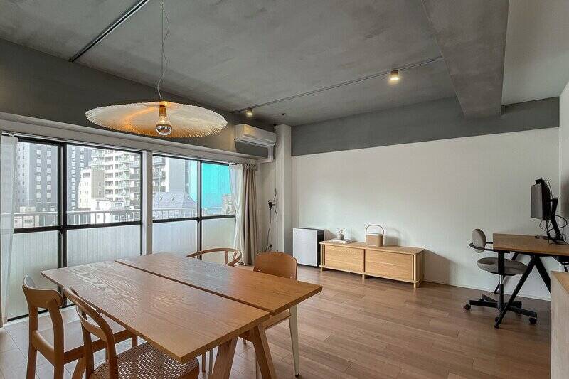 天井は梁から上がモルタル調の塗装仕上げ。照明はライティングレールのお好きな位置に設置可能。