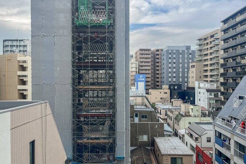 正面では10階建てのホテルを建設中（2026年8月完成予定）。向かって右手側には、 “抜け” を感じられますよ。