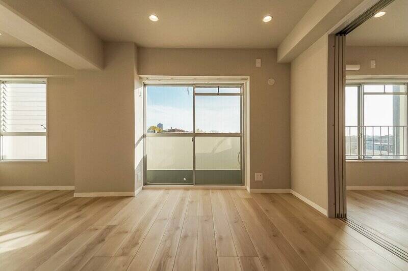 南向きのLDKは、広さ約10帖。左手がキッチン、右手が洋室Aです。ベージュトーンの内装でやさしい雰囲気。