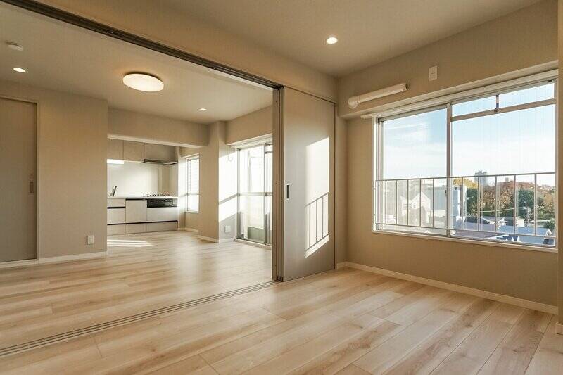 洋室Aの3枚引き戸を開けLDKとひと続きにすると、約15帖の広さに。3つの窓から差し込む光が気持ちいい。