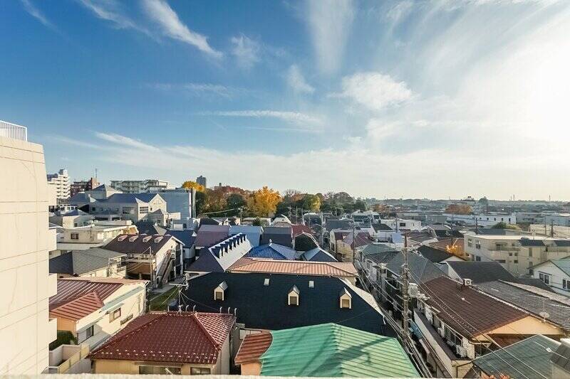 左右には背の高い建物がありますが、正面には低層住宅が並び、空と街並みを半々に眺められますよ。