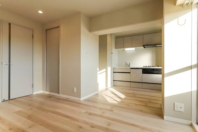 LDK中央部の柱を境にして、少し奥まった位置にキッチンを配置。浴室やトイレなどの水まわりはLDKからアクセスします。順に見ていきましょう。