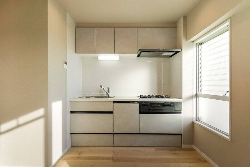 キッチンは3口コンロ・食洗機を完備。右手の窓は換気用として、ニオイがこもりがちな焼き物などをした際に活躍してくれそう。