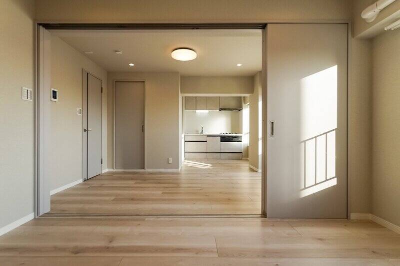 改めて、扉を開けたカット。普段は扉を開け、リビングのように活用してもよさそうですね。