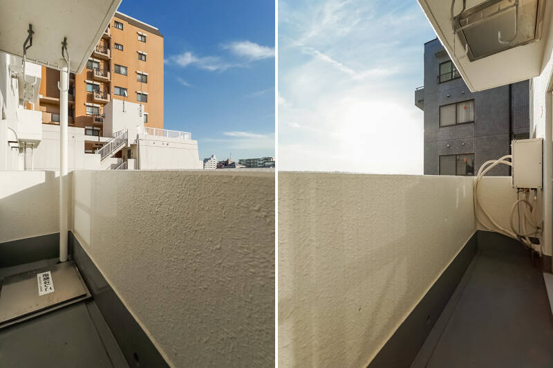 コンパクトなバルコニー。物干し金具が備わっています。