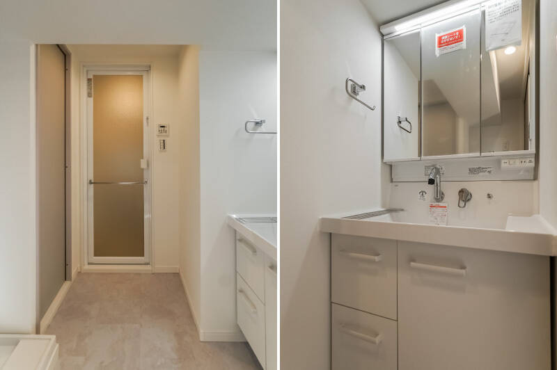 <b>左・</b>洗面室には、浴室・トイレ・洗濯機置き場がまとまっています。／<b>右・</b>3面鏡付きの洗面台。