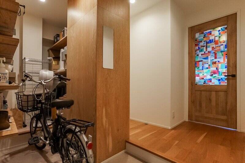 玄関を開けると広い土間が出迎えてくれました。シューズインクローゼット（SIC）としても利用できる造りで、左右に棚が設けられています。自転車を置けるゆとりが確保されています。
