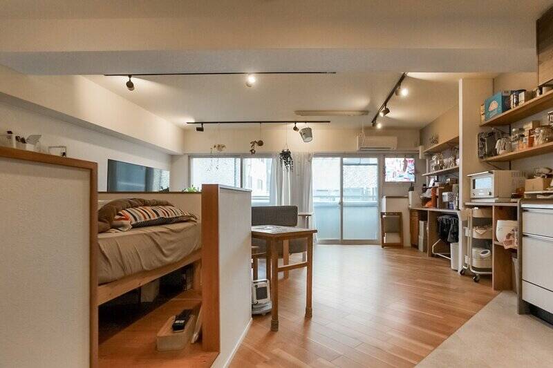 LDKにベッドスペースが設けられた約20.5帖のワンルーム。掃き出し窓は南向きで日当たり良好です！