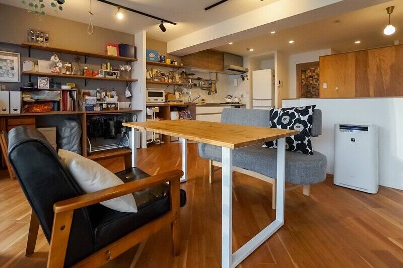 片面の壁はキッチン〜造作の壁面収納棚となっており、空間が有効活用されています。