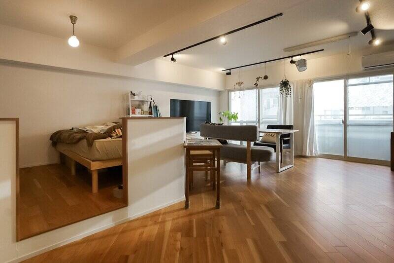 ベッドスペースは腰高の壁でゾーニングされていますよ。中も見てみましょう！