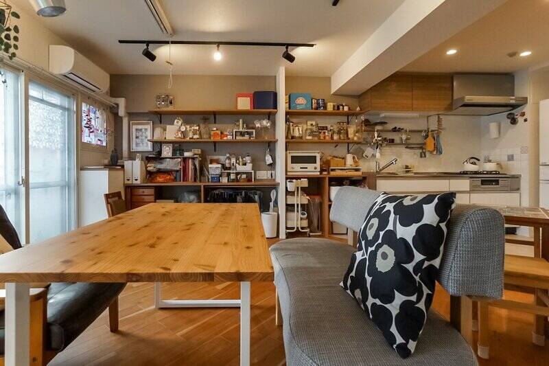 キッチンは造作の棚と連続した印象のつくり。キッチン家電やゴミ箱などもすっきりと収まります。