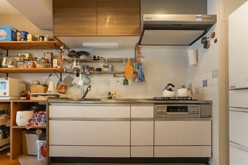 3口コンロが備わったキッチン。冷蔵庫置き場は右側にあります。