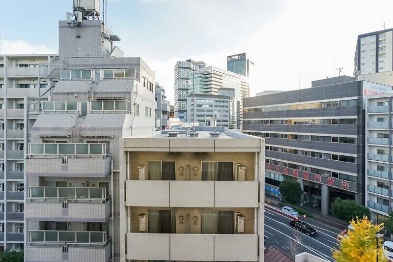 道路を挟んで向かいには建物がありますが、距離がしっかり取れているので、筆者の体感ではそこまで気になりませんでした。