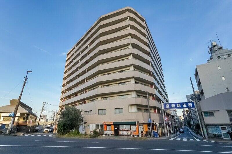 改めてですが、写真左手建物が京急本線「神奈川」駅。本当に駅前です！ マンションは総戸数134戸のビックコミュニティ。1階には複数の飲食店や事務所が入居しています。