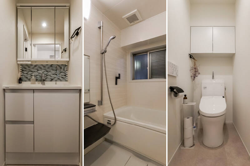 <b>左・</b>シンプルな3面鏡付の洗面台。／<b>中央・</b>共用廊下に面した窓が備わったユニットバス。／<b>右・</b>廊下からアクセスする収納付きのトイレ。