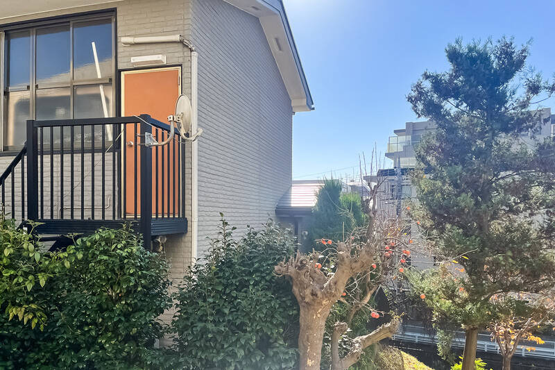 完全に正面を向くとこんな感じ。お隣さんと向き合っていますが、窓ガラスはほんのりと曇りがかっていて、視線はそこまで気にならなそう。