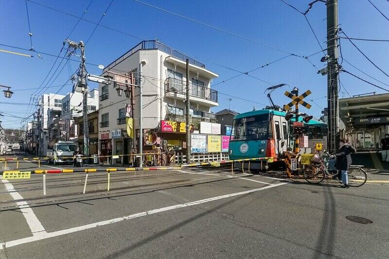 <p>「三軒茶屋」駅と「下高井戸」駅を結ぶ東急世田谷線にガタンゴトンと揺られ到着した「上町」駅。マンションまでは徒歩2分という駅からほど近い立地です。</p>