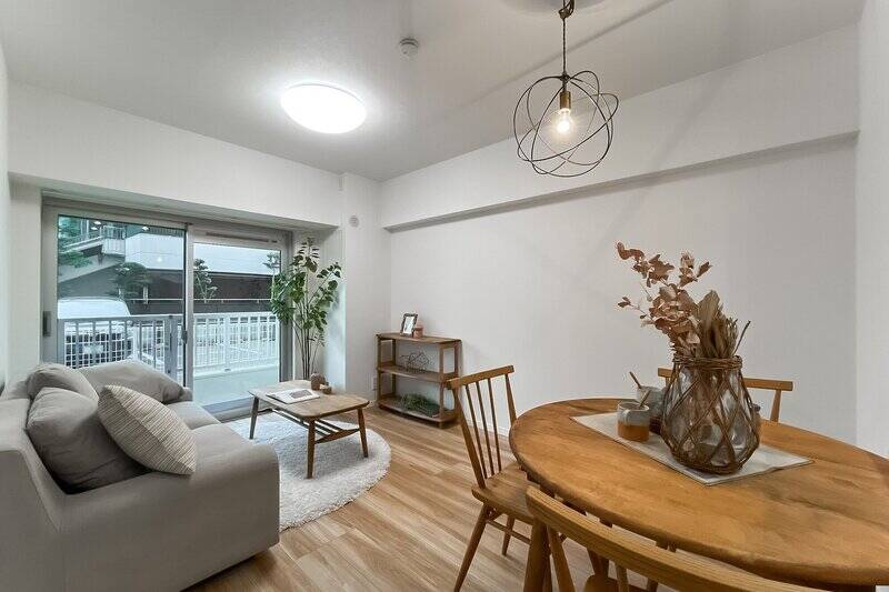 約11.4帖のLDK。白とウッドテイストでナチュラルな内装。窓は東向きです。