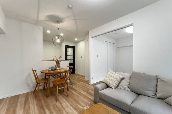 トラムが走る街の上で