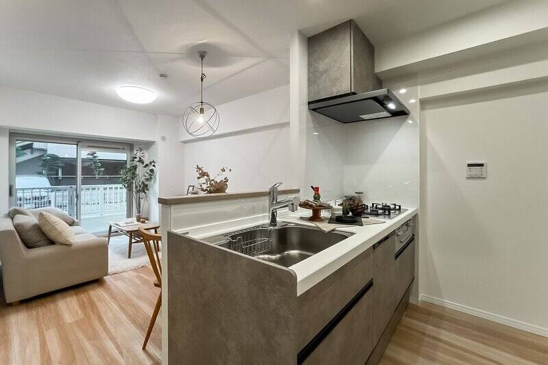 キッチンは、3口コンロ・食洗機を完備。背面には、冷蔵庫置き場とカップボードを置けるスペースを確保しています。