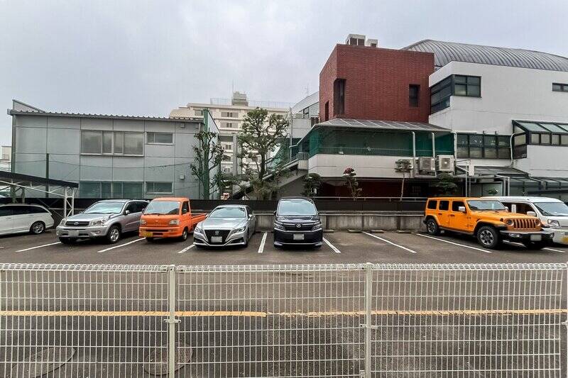 正面にはマンション敷地内の駐車場が見えます。