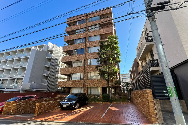 今回ご紹介するマンションは、「<b>参宮橋</b>」（徒歩7分）と「<b>初台</b>」（徒歩8分）のほぼ中間地点に位置します。ヴィンテージマンションとして名高い、“<b>ペアシティシリーズ</b>” の一室です。