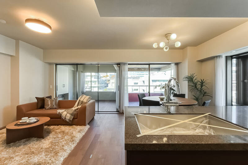 LDKの広さは約17.6帖。北西向きのバルコニーと北東向きの出窓に面した二面採光です。