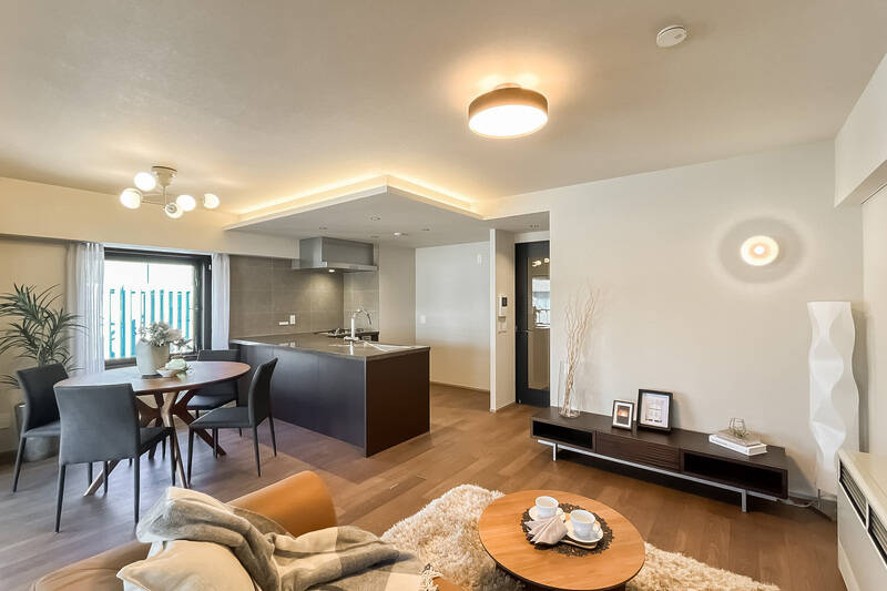 別の角度からもう一枚。キッチン部分は間接照明を仕込んだ下がり天井にすることで、まわりの空間から浮かび上がったようなデザインに。