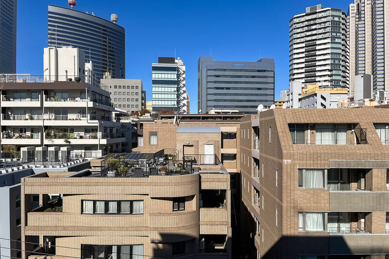 建物越しに新宿方面の高層ビルを望む、都心らしい眺望。夜景も楽しみです！