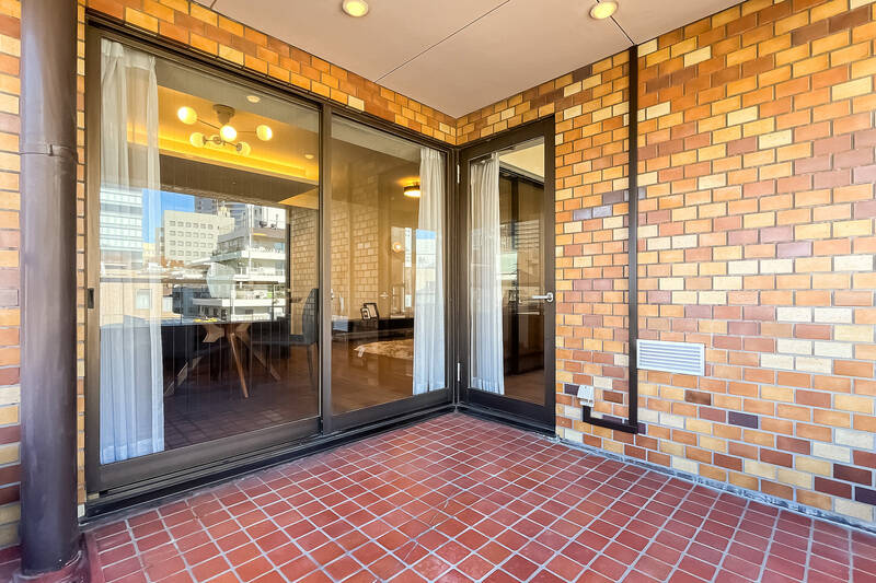 バルコニーはプライベート感のある造り。椅子などを置いて、リラックススペースとしての使い方がおすすめ。