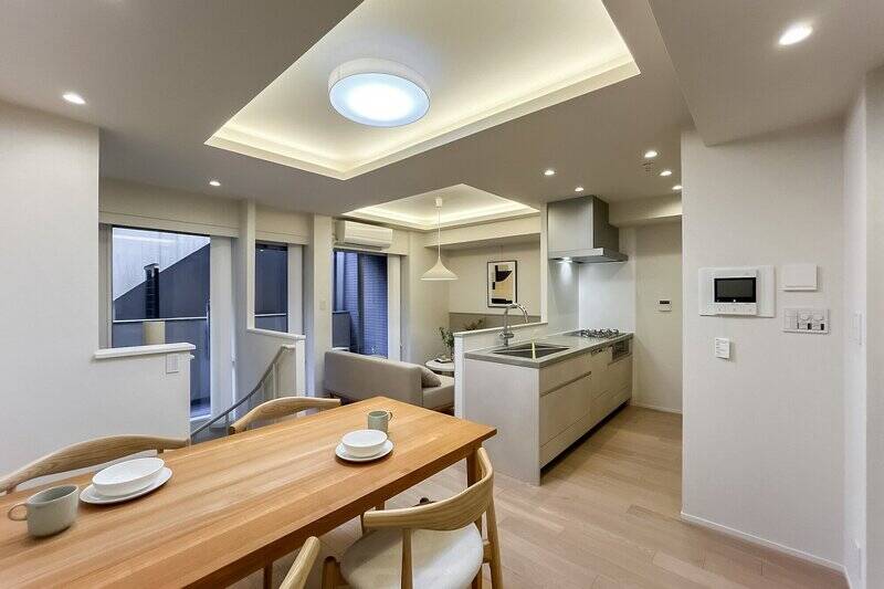 まずは上階に位置するLDKから。広さは約13.8帖で、南西向きのバルコニーに面しています。