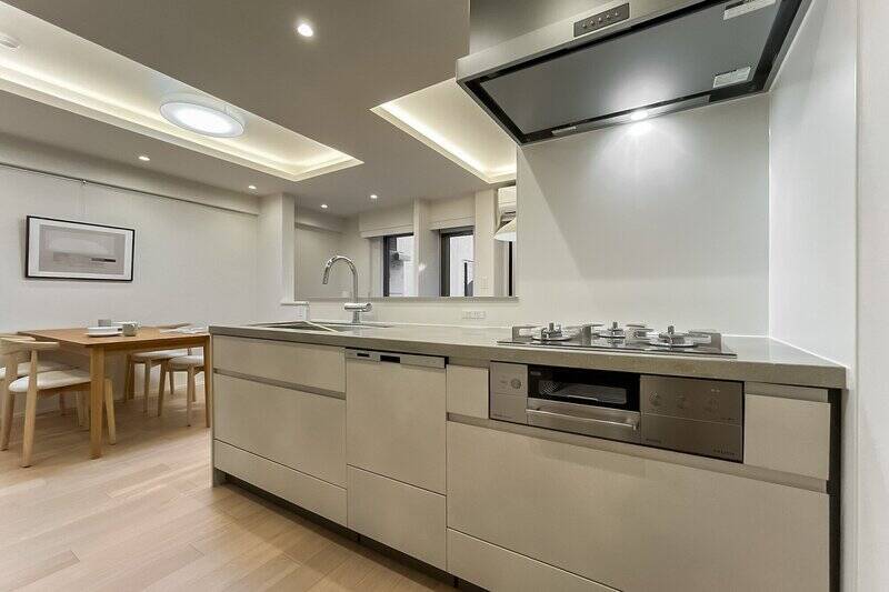 キッチンはカウカモオリジナル。3口コンロタイプで食洗機付き。上品なカラーリングで、凹凸のないシンプルなデザインです。