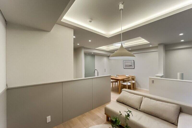 居場所によって気分が変わりそう。ダイニングテーブル側のエリアには、床暖房が備わっています。