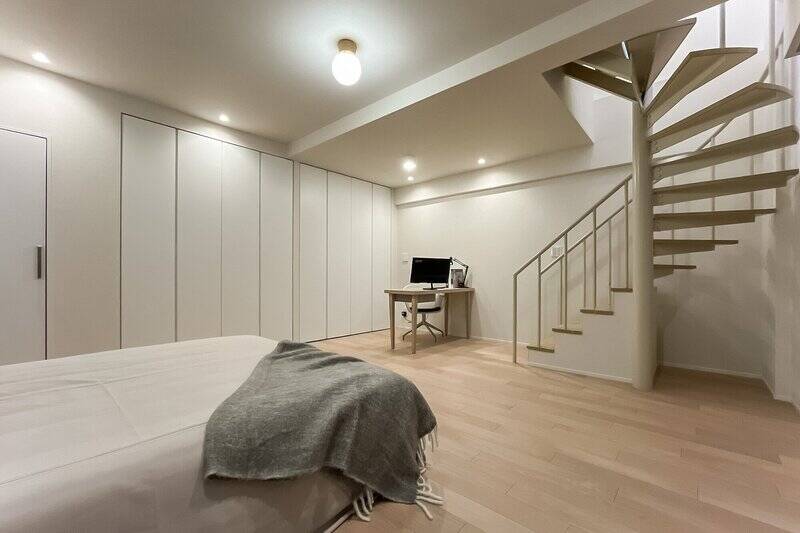 大きなベッドやデスクを置いても、まだ余りある広さ。折れ戸4枚分のクローゼットと、小さめの収納が備わっています。