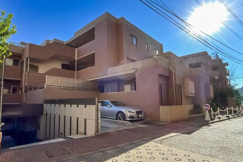 桜田通りから一本奥に入った場所に佇む、重厚感ある建物。傾斜地に建っているため低層に見えますが、地上8階建て・総戸数34戸の規模です。