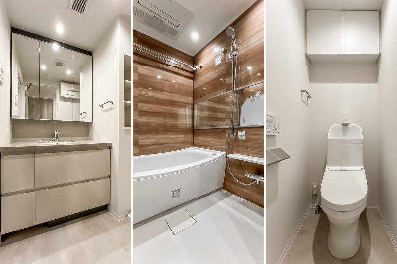 <b>左上・</b>石調の天板が素敵なカウカモオリジナルの洗面台。横にはニッチ収納を設けた洗濯機置き場があります。／<b>中央・</b>浴室乾燥機付きのユニットバスは1317サイズ。／<b>右・</b>トイレには廊下からアクセスする間取り。吊り戸棚と2連のペーパーホルダーが設置されています。