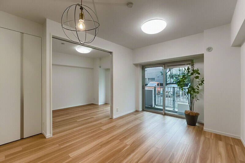 こちらは家具を除いた際のイメージ写真。普段は扉を開け、リビングのように活用することもできそうです。左手の扉は中は収納スペースになっています。（写真はAI加工済みです）