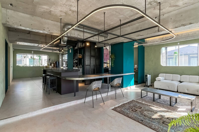 LDK全景。南西〜南東〜北東の三面採光で、約32帖もの広さがあります。カウンター付きのアイランドキッチンを中心にして、そのまわりをぐるりと囲むように居住スペースが広がる、開放的な空間です。