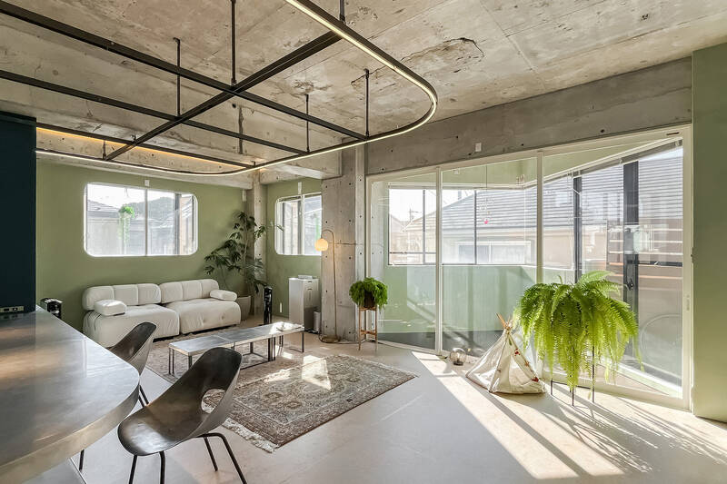 リビングダイニング（LD）は、設計を担った方によると「合流地点」のようなイメージでデザインされたそう。同じ家の中でも、パートナーとほどよい距離感で過ごせそうな空間設計です。