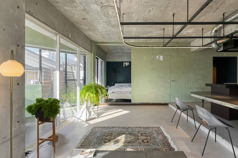 正面奥の引き戸を開けると、LDKに隣接するベッドルームが現れます。