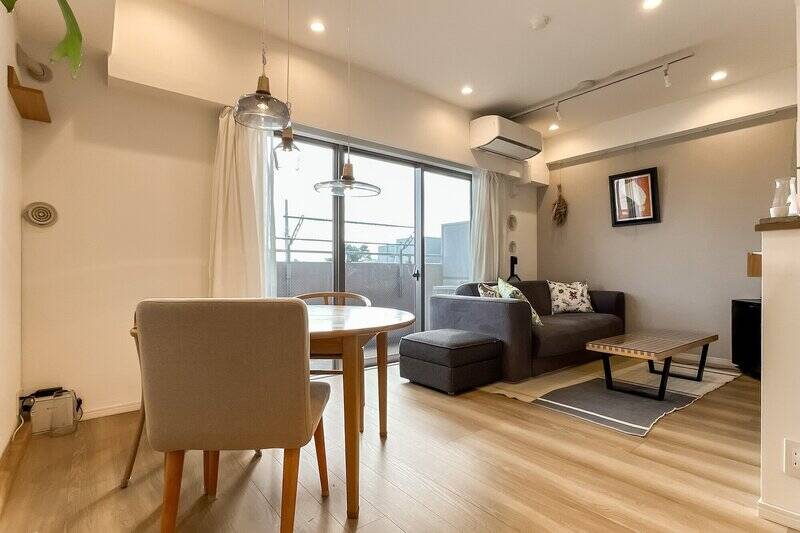 <p>家具のテイストを選ばず、インテリアを合わせやすいナチュラルな印象の内装。</p>