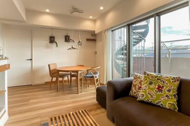 バルコニーに螺旋階段を発見。さっそく行ってみましょう!