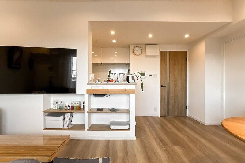 正面にあるキッチン腰壁にはニッチを設け、雑貨などを収納可能です。