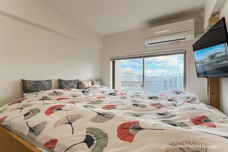 東向きの窓から朝日が差し込み気持ちよく目覚められそう。背面にはウォークスルークローゼット(WTC)が備わっています。