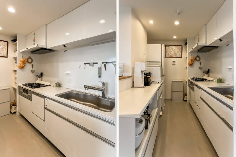 食洗機と3口ガスコンロが備わった壁付けキッチン。吊り戸棚とオープン棚に加え、背面には調理家電が置けるカウンターも。