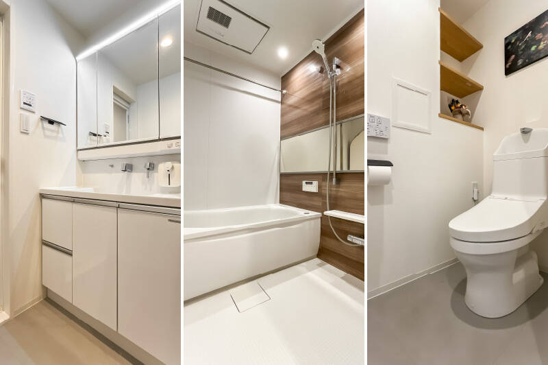 <b>左・</b>三面ミラー付きの洗面台。/<b>中央・</b>1418サイズとゆとりのあるバスルーム。/<b>右・</b>トイレの横にはオープン棚が備わっています。