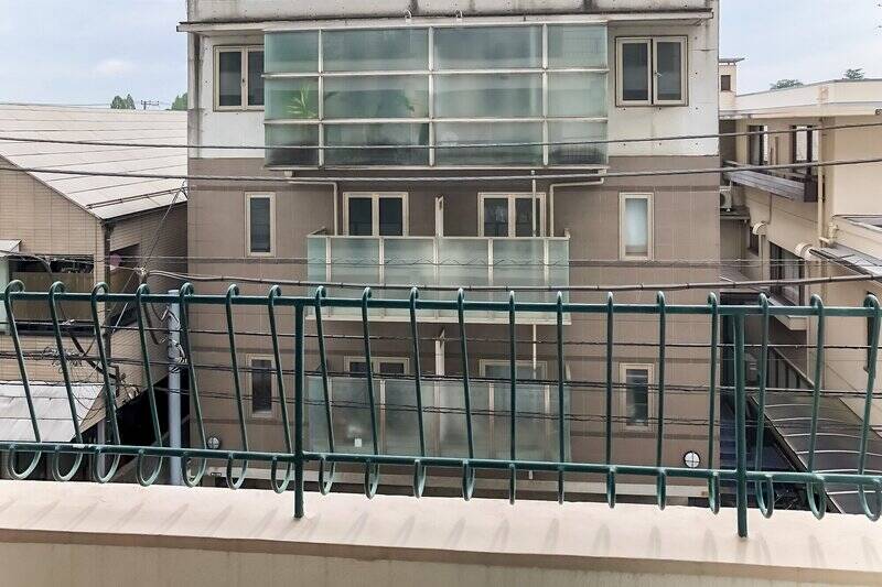 バルコニーの向かいには、集合住宅の窓が見えます。視線の感じ方などは現地でご確認くださいね。