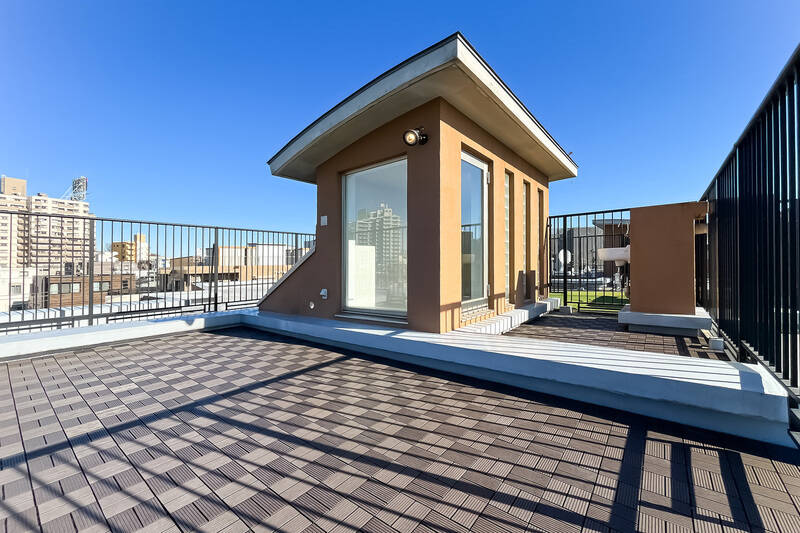 今回ご紹介する物件は、最上階に所在する三面角部屋。専有面積約85㎡を3LDKにした明るい住戸で、約41㎡もの広い専用屋上付きです。